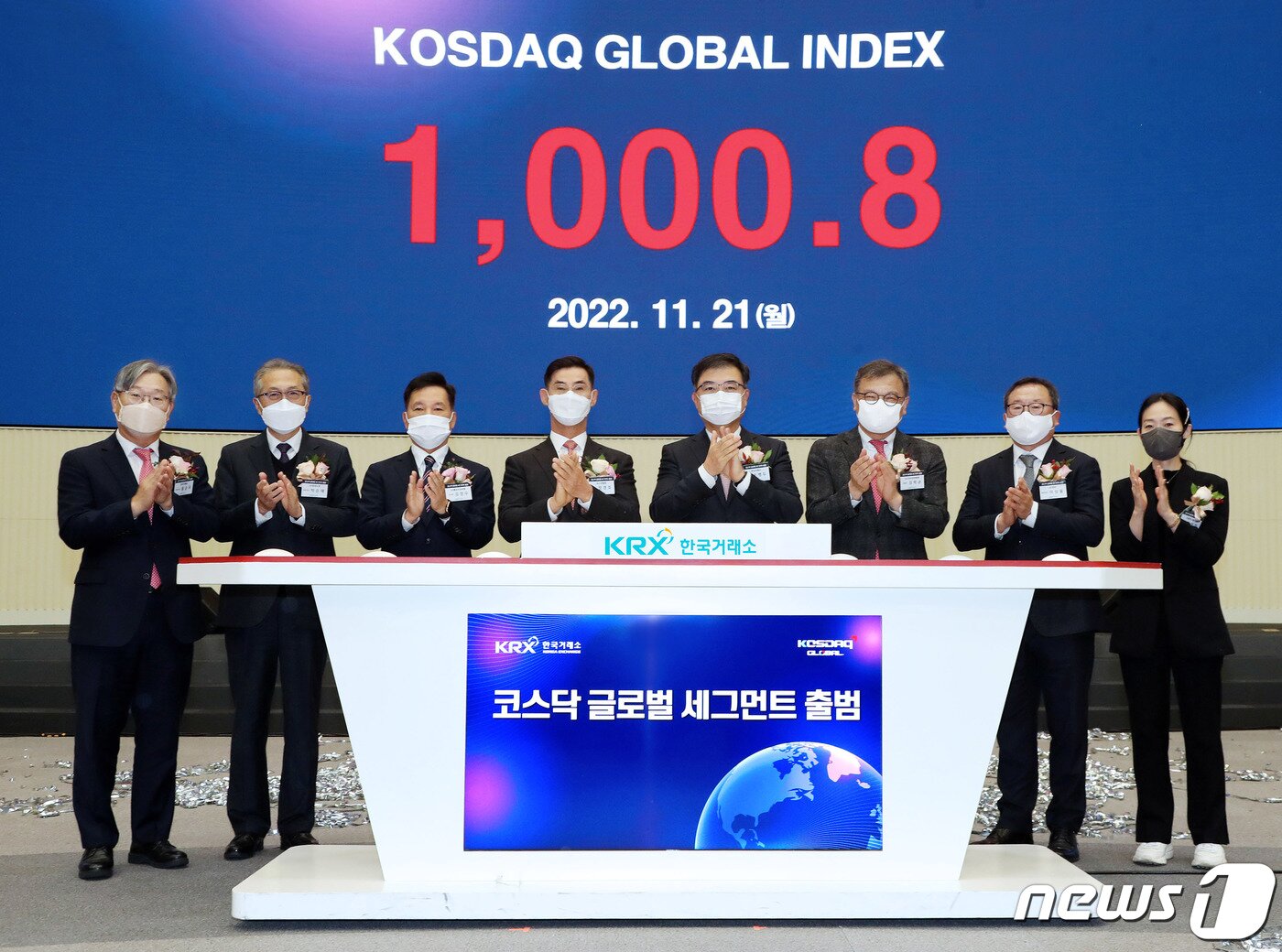 본문 이미지 - 2022년 11월 21일  &#39;코스닥 글로벌&#39; 세그먼트 출범식에서 홍순욱 한국거래소 코스닥시장본부장&#40;왼쪽부터&#41;과 박순재 알테오젠 대표이사, 김장우 에코프로비엠 부사장, 장경호 코스닥협회장, 손병두 한국거래소 이사장, 김학균 한국거래소 코스닥시장위원회 위원장, 이상율 천보 대표이사, 유원정 서울반도체 상무가 기념 촬영을 하고 있다. &#40;한국거래소 제공&#41; 2022.11.21/뉴스1