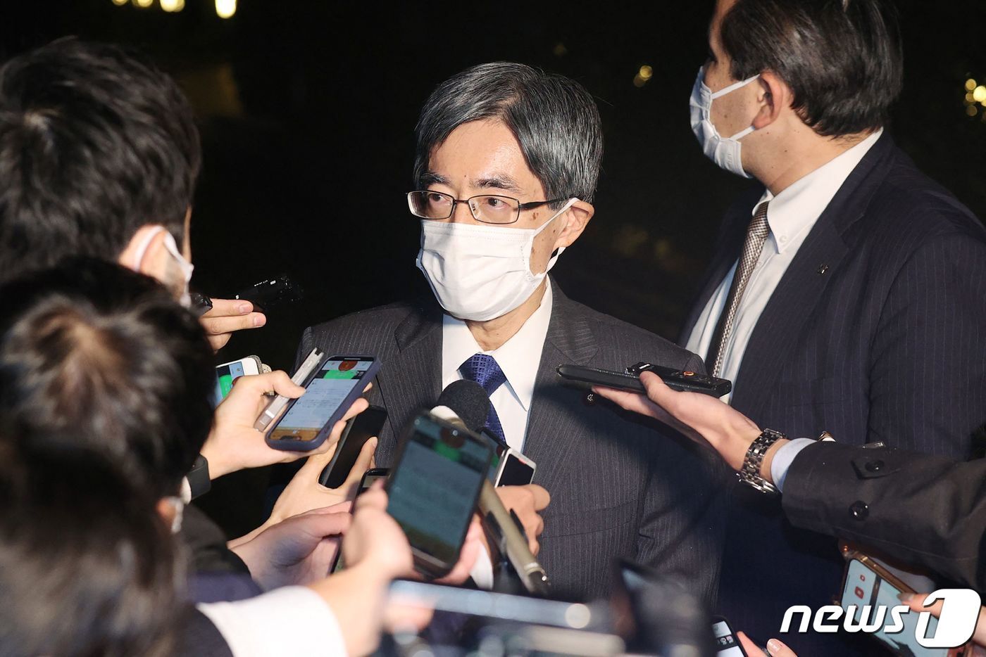 본문 이미지 - 데라다 미노루 일본 총무상이 20일(현지시간) 도쿄 총리 관저에서 취재진을 만나 정치 자금 관련 논란으로 사임을 밝히고 있다. ⓒ AFP=뉴스1 ⓒ News1 우동명 기자