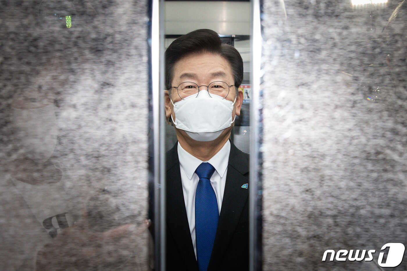 본문 이미지 - 이재명 더불어민주당 대표가 21일 서울 여의도 국회에서 열린 최고위원회의를 마친 후 엘리베이터에 탑승하고 있다. 2022.11.21/뉴스1 ⓒ News1 유승관 기자