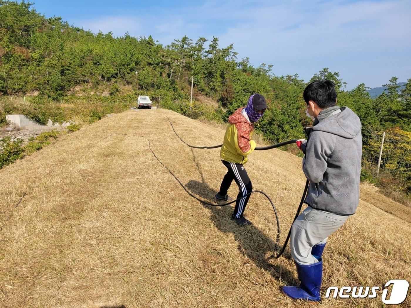 신안군 상하수도사업소 직원들이 부족한 물 공급을 위해 농업용 저수지에 관을 연결해 물을 공급하는 작업을 하고 있다.&#40;신안군 제공&#41;2022.11.21/뉴스1