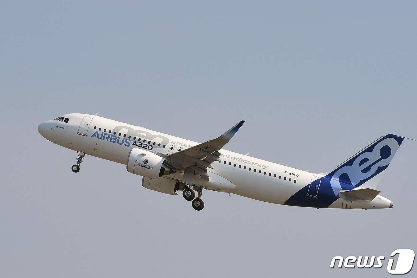 본문 이미지 - 비행 중인 항공기. ⓒ AFP=뉴스1 ⓒ News1 최서윤 기자