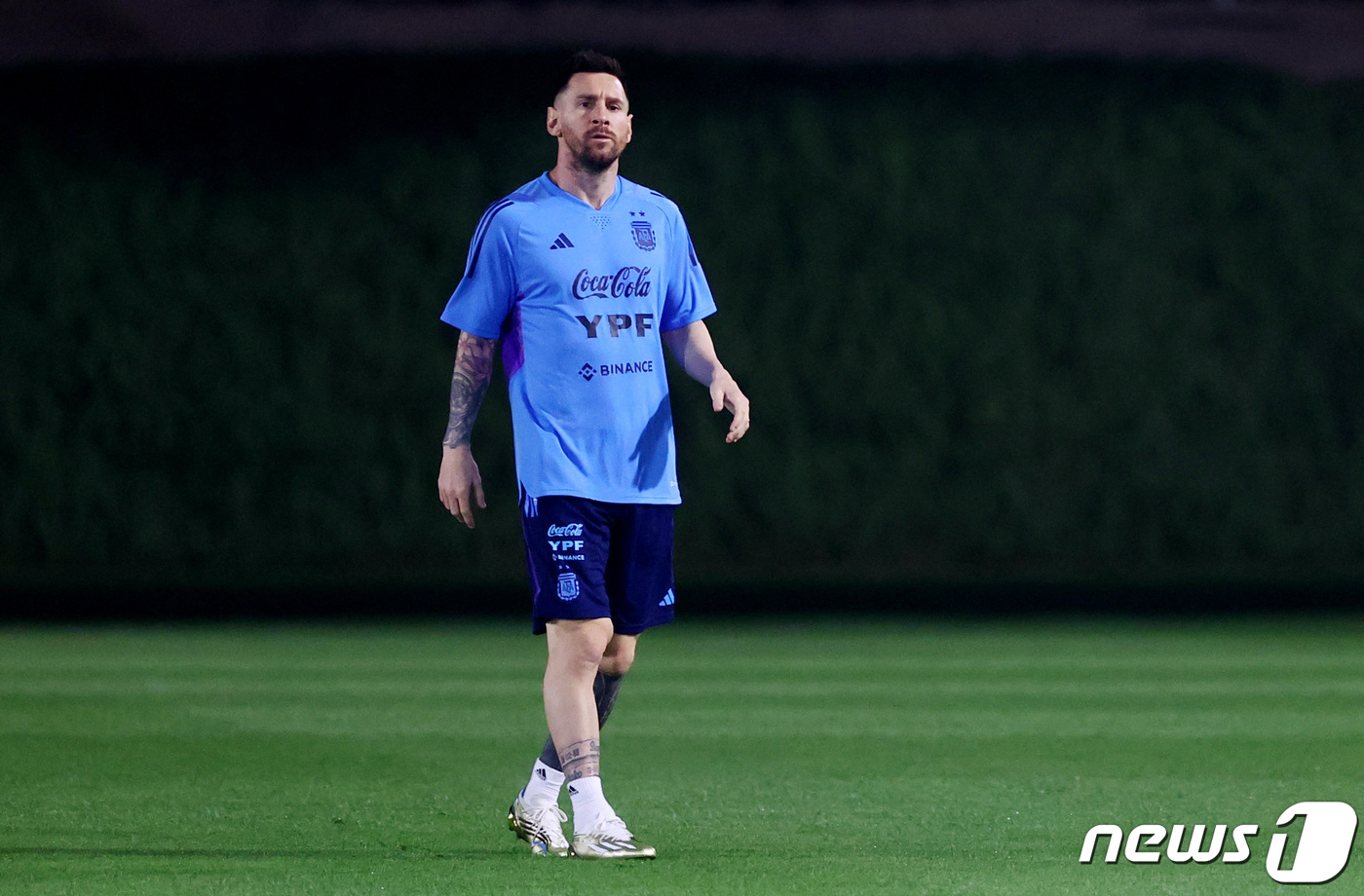 (로이터=뉴스1) 정윤영 기자 = 19일(현지시간) 아르헨티나의 리오넬 메시가 카타르에서 열리는 월드컵 경기를 앞두고 카타르 대학교 제3의 훈련장에서 몸을 풀고 있다.ⓒ 로이터=뉴 …