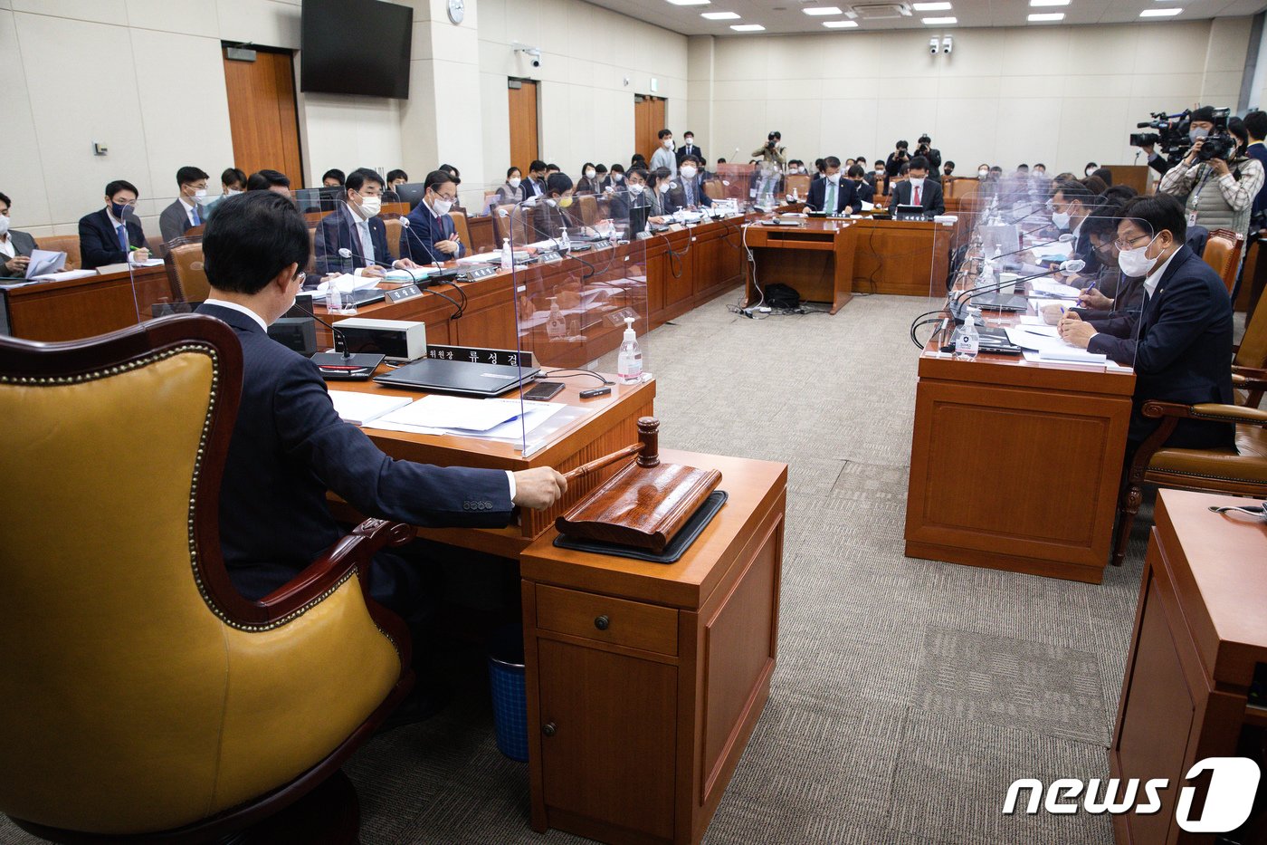 본문 이미지 - 류성걸 국회 기획재정위원회 조세소위원장이 21일 서울 여의도 국회에서 열린 제400회 국회(정기회) 기획재정위원회 제1차 조세소위원회에서 의사봉을 두드리고 있다. 2022.11.21/뉴스1 ⓒ News1 유승관 기자