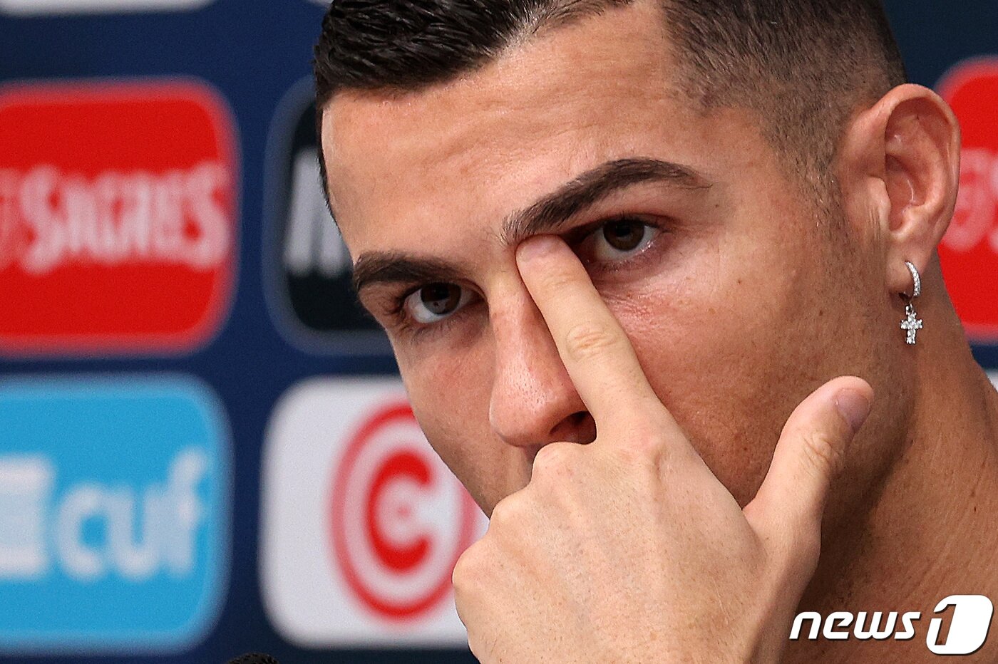 본문 이미지 - 포르투갈 축구대표팀 크리스티아누 호날두가 21일 오전(현지시간) 카타르 알샤하니야 스포츠클럽에 마련된 훈련장에서 가진 훈련에 앞서 취재진과 인터뷰를 하고 있다. 2022.11.21/뉴스1 ⓒ News1 이동해 기자