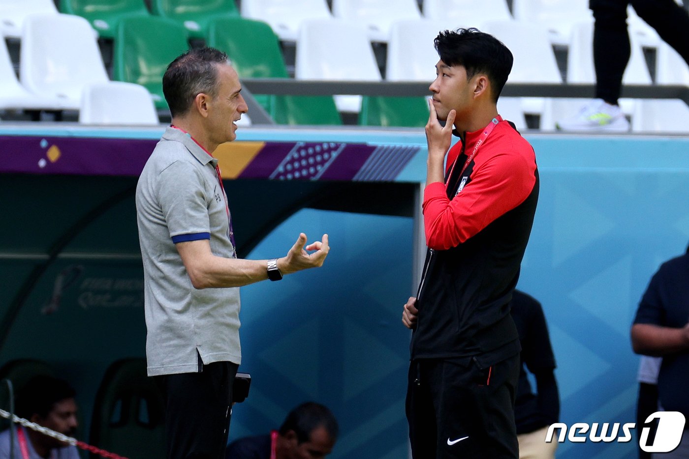 파울루 밴투 대한민국 축구대표팀 감독과 손흥민이 21일 오전&#40;현지시간&#41; 카타르 알라이얀의 에듀케이션 시티 스타디움을 찾아 대화하고 있다. 에듀케이션 시티 스타디움은 대한민국 축구대표팀이 이번 카타르 월드컵에서 조별 예선 3경기를 모두 치르는 경기장이다. 2022.11.21/뉴스1 ⓒ News1 이광호 기자