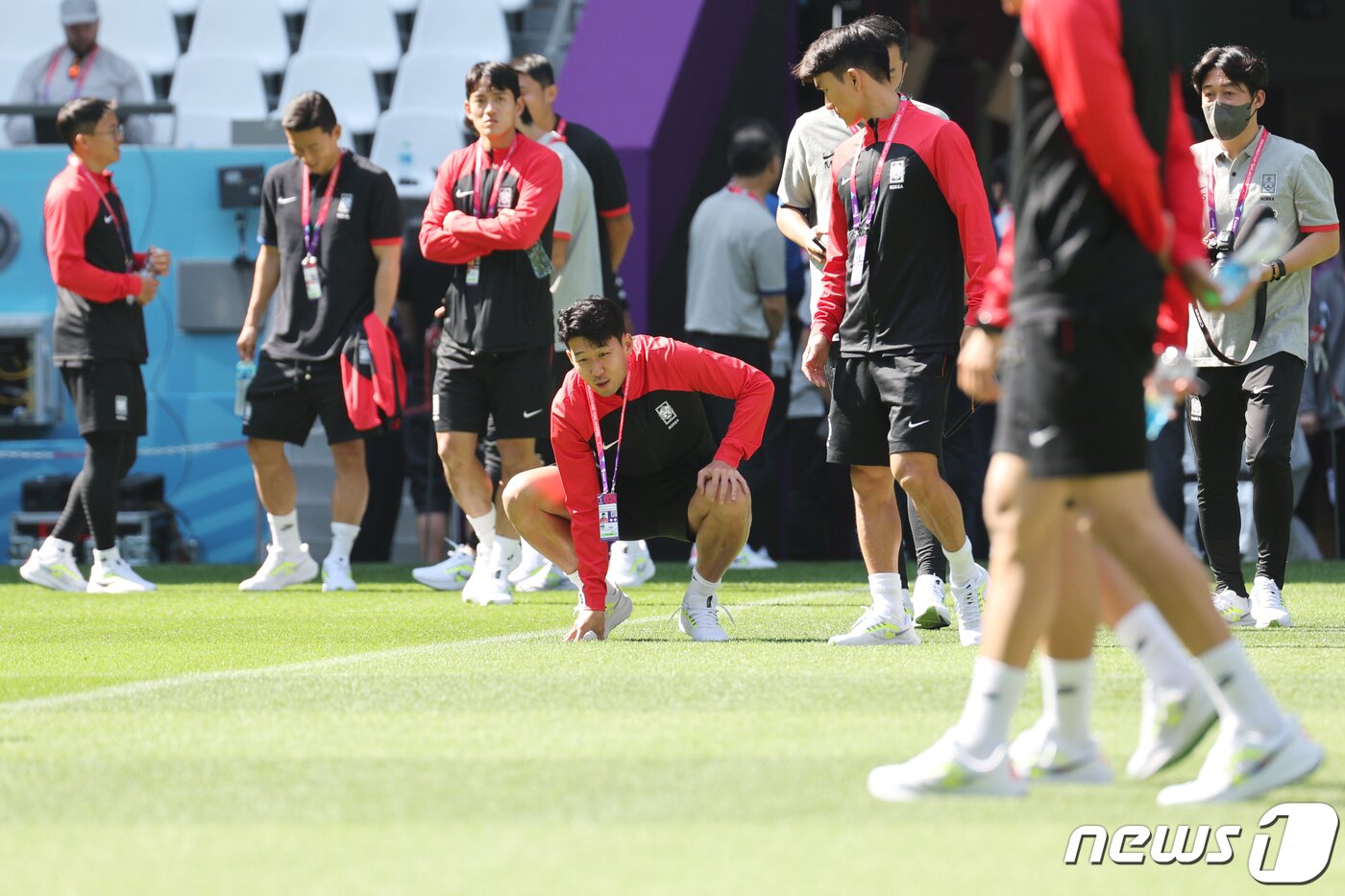 본문 이미지 - 대한민국 축구대표팀 손흥민이 21일 오전&#40;현지시간&#41; 카타르 알라이얀의 에듀케이션 시티 스타디움을 찾아 잔디 상태를 살피고 있다. 에듀케이션 시티 스타디움은 대한민국 축구대표팀이 이번 카타르 월드컵에서 조별 예선 3경기를 모두 치르는 경기장이다. 2022.11.21/뉴스1 ⓒ News1 이광호 기자