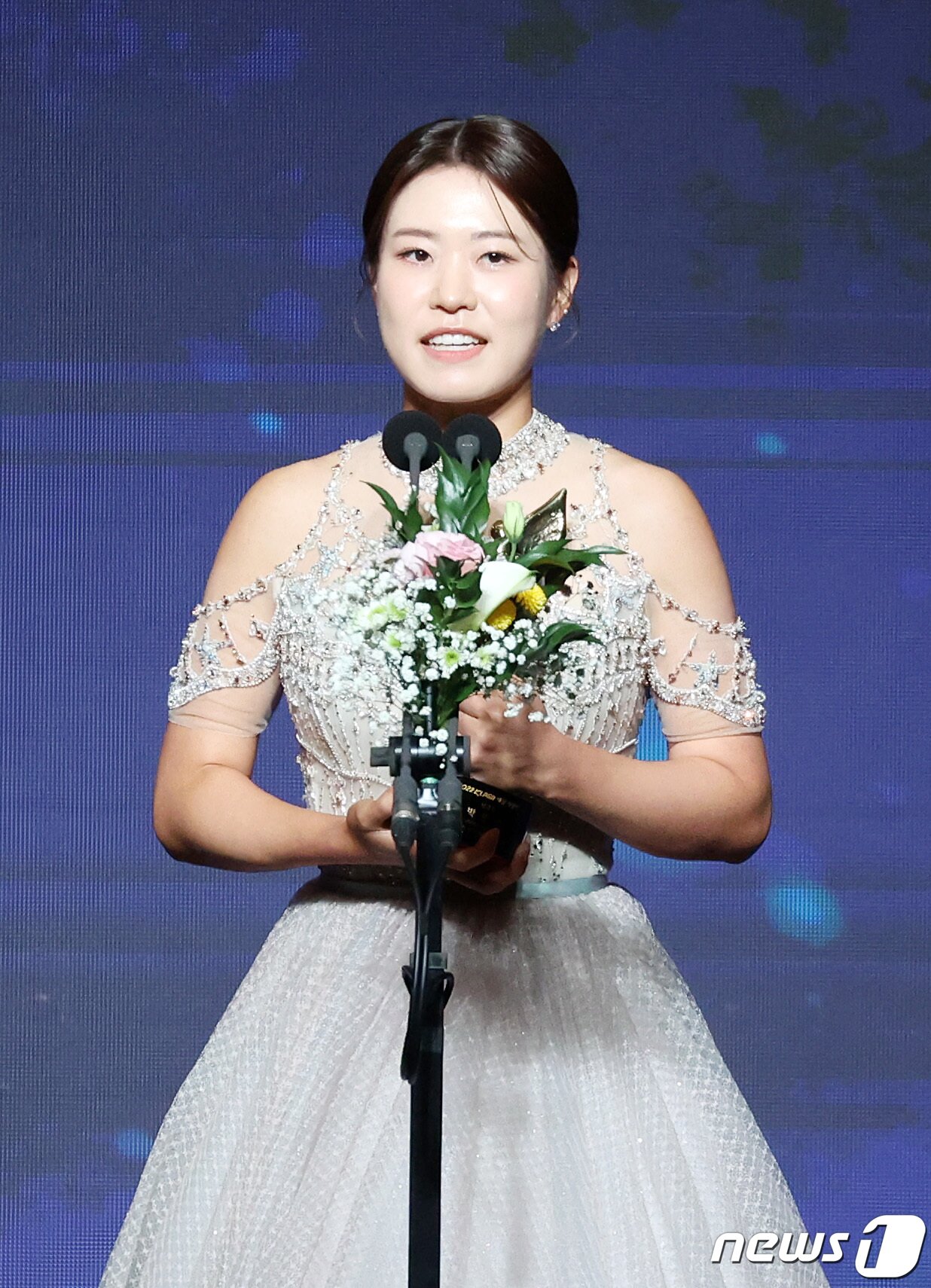 본문 이미지 - 박민지가 21일 서울 강남구 그랜드인터컨티넨탈 서울파르나스에서 열린 2022 한국여자프로골프(KLPGA) 대상 시상식에서 상금왕을 수상한 후 소감을 밝히고 있다. 2022.11.21/뉴스1 ⓒ News1 조태형 기자