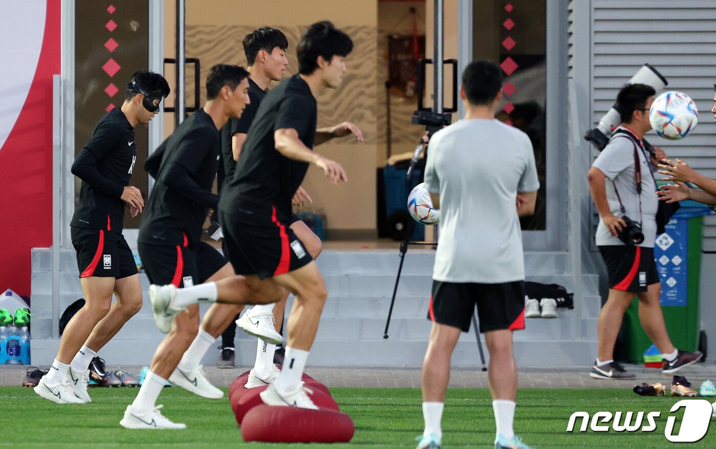 본문 이미지 - 파울루 벤투 감독이 이끄는 대한민국 축구대표팀 손흥민 등이 21일 오후(현지시간) 카타르 도하 알 에글라 트레이닝센터에서 훈련을 하고 있다. 2022.11.21/뉴스1 ⓒ News1 이동해 기자