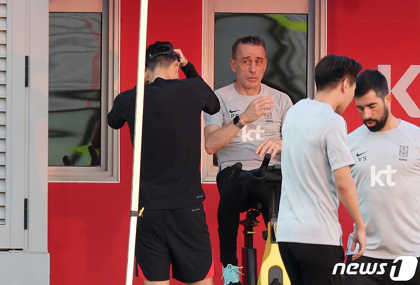 본문 이미지 - 대한민국 축구대표팀 파울루 벤투 감독과 손흥민이 21일 오후(현지시간) 카타르 도하 알 에글라 트레이닝센터에서 대화를 나누고 있다. 2022.11.21/뉴스1 ⓒ News1 이동해 기자