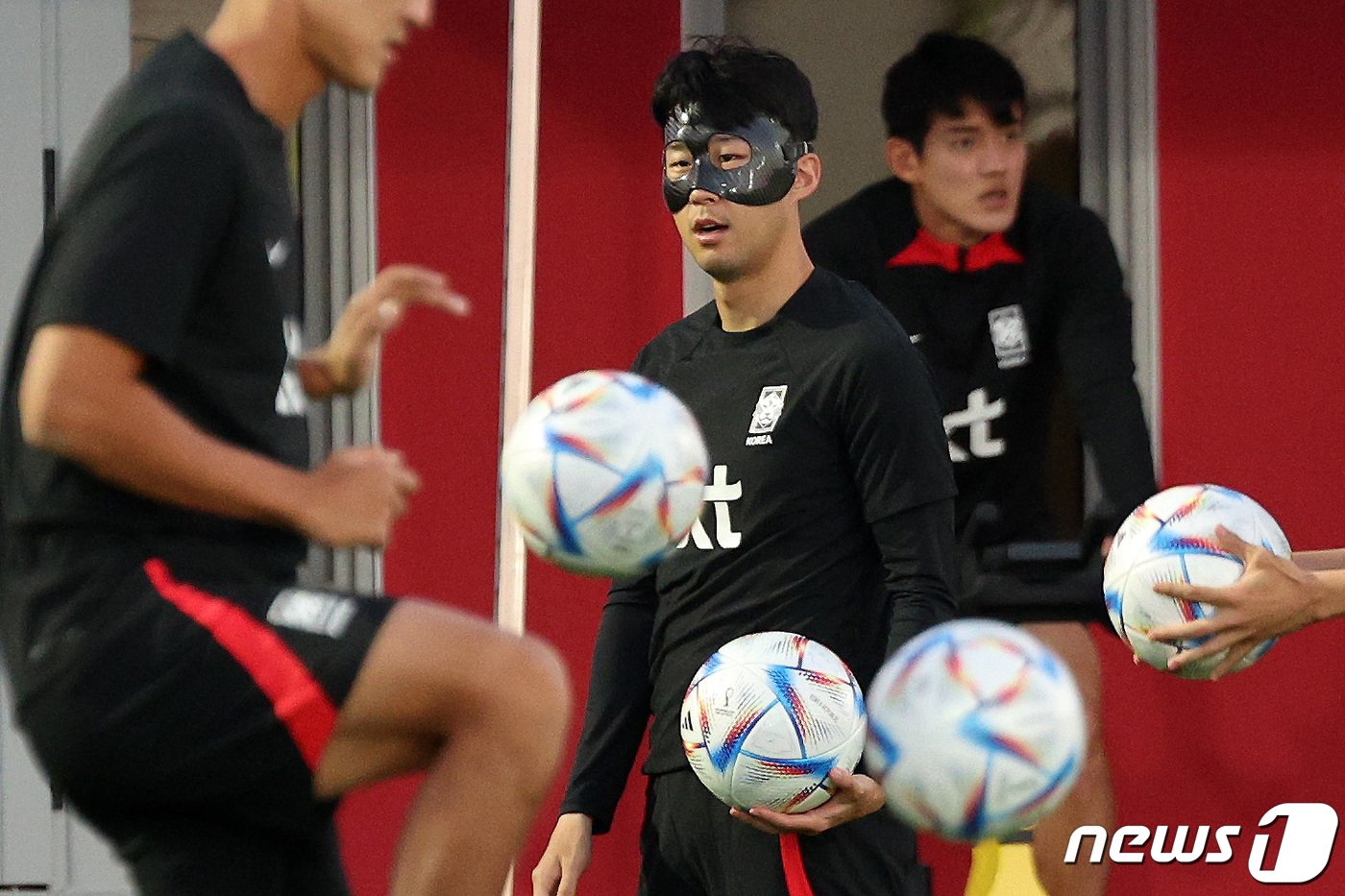 파울루 벤투 감독이 이끄는 대한민국 축구대표팀 손흥민이 21일 오후&#40;현지시간&#41; 카타르 도하 알 에글라 트레이닝센터에서 훈련을 하고 있다. 2022.11.21/뉴스1 ⓒ News1 이동해 기자