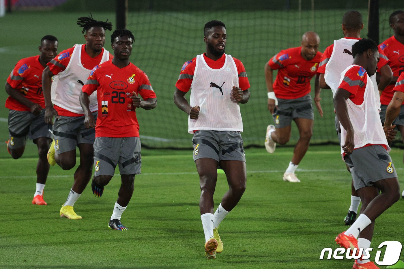 본문 이미지 - 이나키 윌리엄스를 비롯한 가나축구대표팀 선수들이 21일 오후(현지시간) 카타르 아스파이어 존 훈련장에서 훈련하고 있다. 2022.11.21/뉴스1 ⓒ News1 이광호 기자