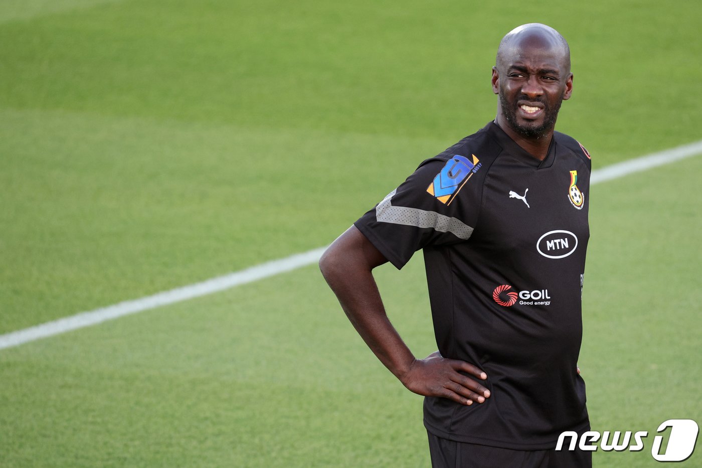 본문 이미지 - 오토 아도 가나 축구대표팀 감독이 21일 오후&#40;현지시간&#41; 카타르 아스파이어 존 훈련장에서 선수들의 훈련을 지켜보고 있다. 2022.11.21/뉴스1 ⓒ News1 이광호 기자