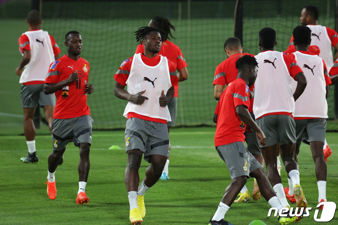 본문 이미지 - 모하메드 살리수를 비롯한 가나 축구대표팀 선수들이 21일 오후&#40;현지시간&#41; 카타르 아스파이어 존 훈련장에서 훈련하고 있다. 2022.11.21/뉴스1 ⓒ News1 이광호 기자