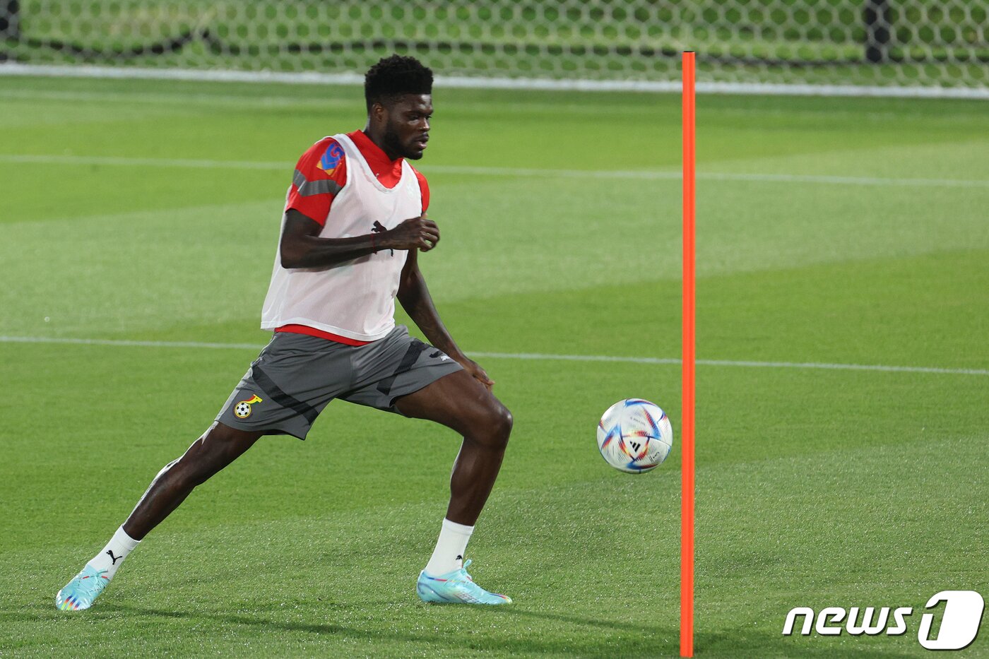 본문 이미지 - 가나 축구대표팀 토마스 파티가 21일 오후(현지시간) 카타르 아스파이어 존 훈련장에서 훈련하고 있다. 2022.11.21/뉴스1 ⓒ News1 이광호 기자
