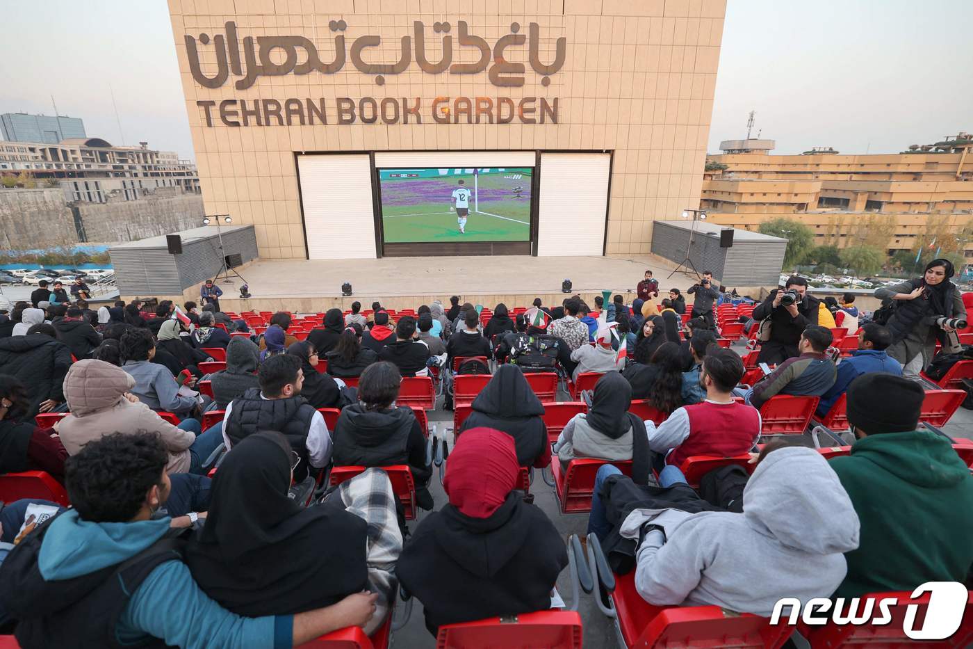 (AFP=뉴스1) 김민수 기자 = 이란 팬들이 21일(현지시간) 수도 테헤란의 대형 스크린을 통해 중계 되는 2022 카타르월드컵 B조 1차전 경기를 관람하고 있다. 2022.11 …