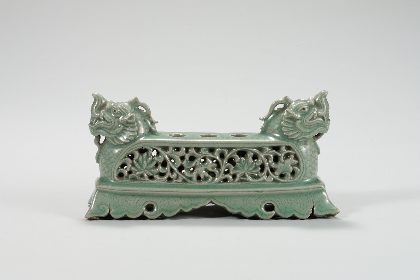 본문 이미지 -  청자 용머리 장식 붓꽂이. (국립중앙박물관 제공)