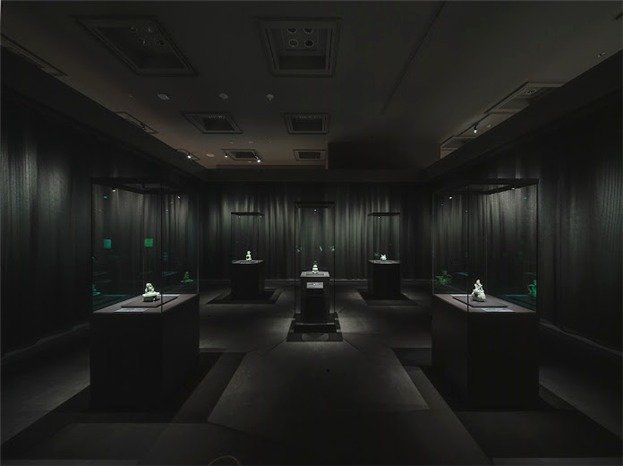 본문 이미지 - '고려비색' 공간에 전시된 국보 상형청자.(국립중앙박물관 제공) 