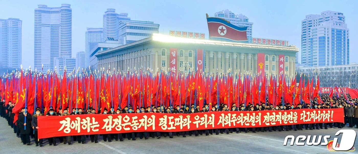 본문 이미지 - &#40;평양 노동신문=뉴스1&#41; = 북한 노동당 기관지 노동신문이 지난 22일 &#34;충성의 일편단심, 우린 오직 이 한 길만을 간다&#34;며 김정은 당 총비서를 믿고 따르자고 독려했다. [국내에서만 사용가능. 재배포 금지. DB 금지. For Use Only in the Republic of Korea. Redistribution Prohibited] rodongphoto@news1.kr