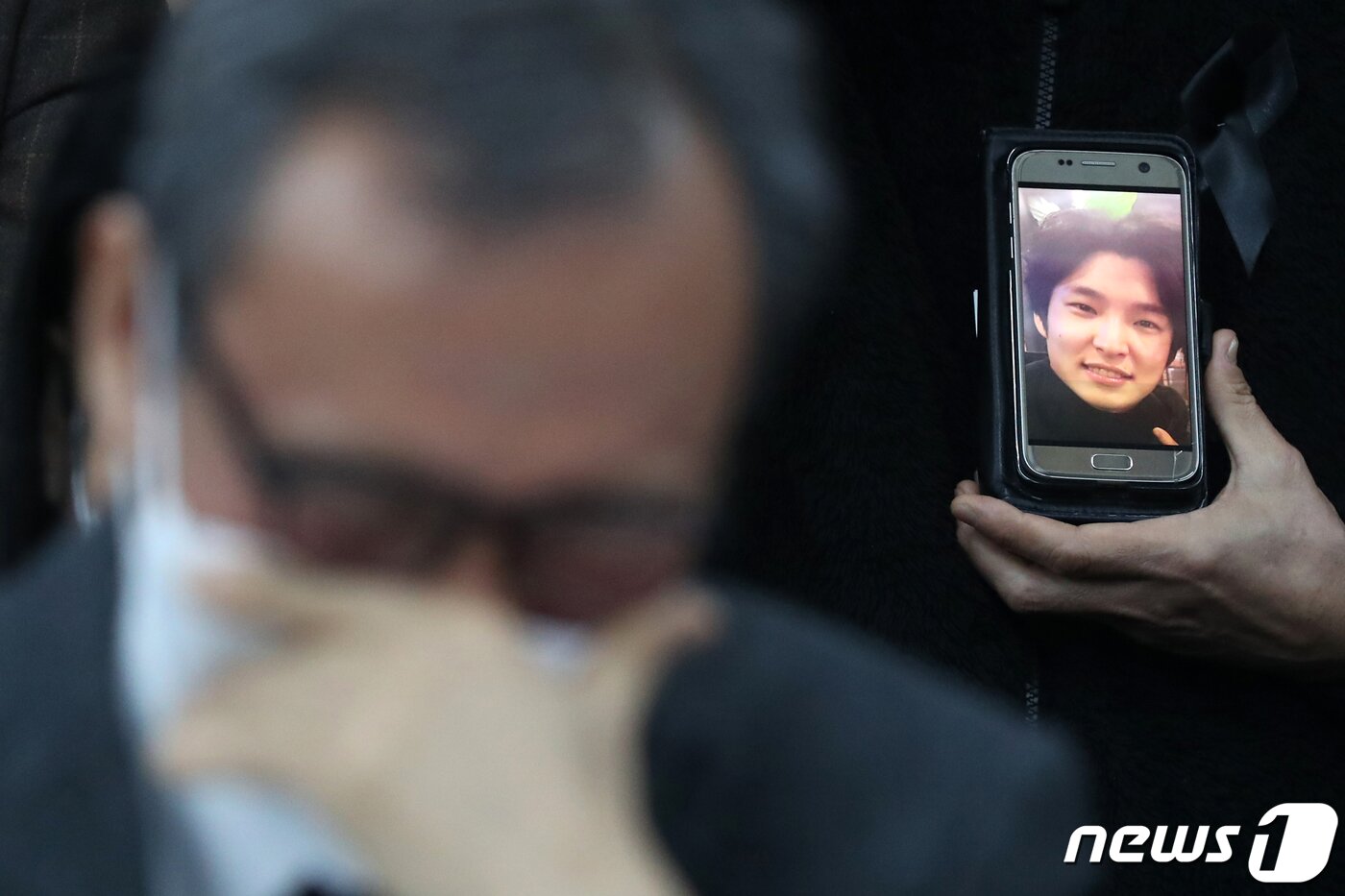본문 이미지 - 이태원 참사 유가족이 22일 유가족 입장발표 기자회견 도중 눈물을 흘리고 있다. 2022.11.22/뉴스1 ⓒ News1 민경석 기자