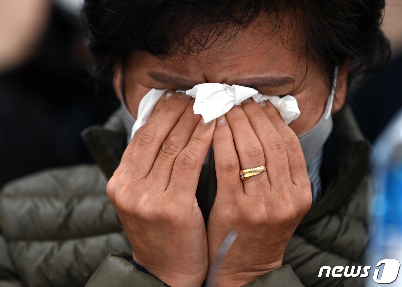 본문 이미지 - 이태원 참사 희생자 이남훈씨의 어머니가 22일 입장발표 기자회견에서 &#34;마지막으로 사랑한다＂고 말한 뒤 오열하고 있다. &#40;공동취재&#41; 2022.11.22/뉴스1 ⓒ News1 민경석 기자