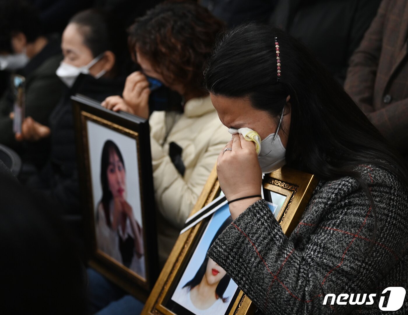 본문 이미지 - 이태원 참사 유가족들이 22일 오전 서울 서초구 민주사회를 위한 변호사모임(민변) 대회의실에서 열린 입장발표 기자회견에서 자식의 영정사진을 품에 안고 눈물을 흘리고 있다. (공동취재) 2022.11.22/뉴스1 ⓒ News1 민경석 기자