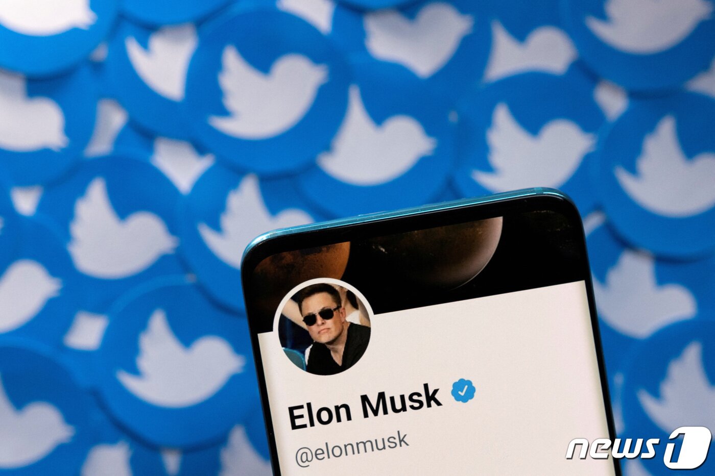 본문 이미지 - 머스크와 트위터 로고를 합성한 시각물. ⓒ 로이터=뉴스1 ⓒ News1 임세원 기자