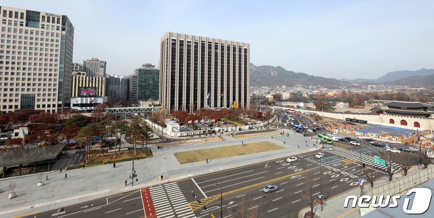 본문 이미지 - 카타르 월드컵 기간 광화문광장 거리응원 성사 여부가 22일 판가름 날 것으로 보인다. 서울시 등에 따르면 종로구는 이날 오후 1시 붉은악마 응원단이 제출한 광화문광장 거리응원 안전계획서를 심의할 예정이다. 시는 종로구의 심의 결과를 바탕으로 광화문광장 자문단 회의를 열기로 했다. 사진은 이날 서울 광화문광장의 모습. 2022.11.22/뉴스1 ⓒ News1 김명섭 기자