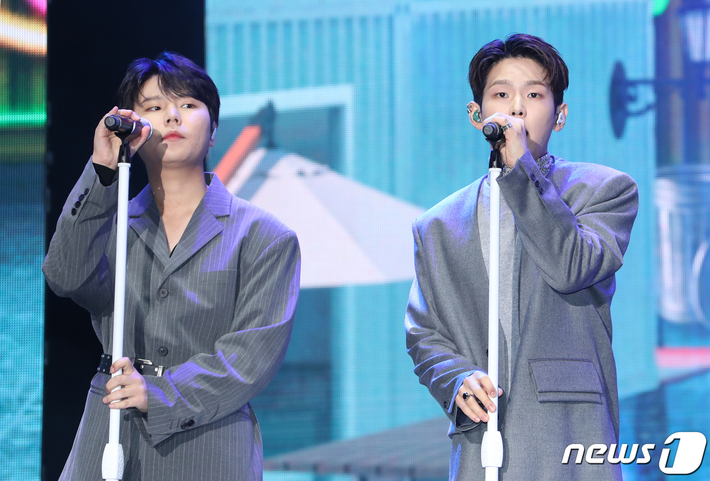 (서울=뉴스1) 권현진 기자 = 고막소년단의 정승환과 폴킴(오른쪽)이 22일 오후 서울 강서구 KBS아레나에서 가진 데뷔 미디어 쇼케이스에서 신곡 ‘단거’를 선보이고 있다.'고막소 …