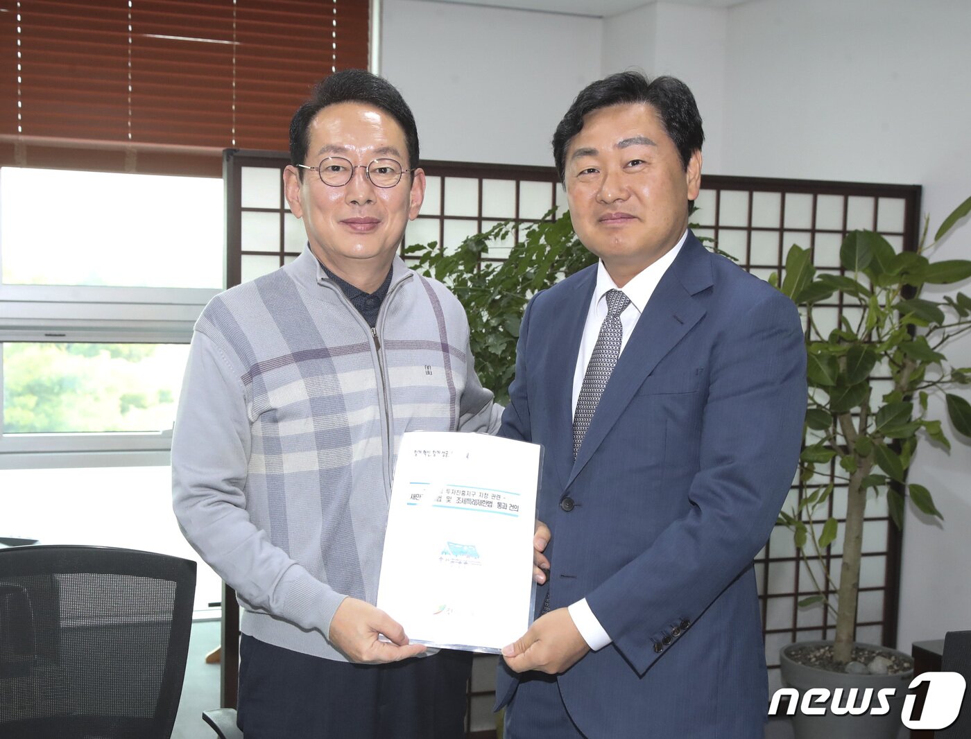 본문 이미지 - 22일 김관영 전북지사가 김도읍 국회 법사위원장과 면담 후 기념촬영을 하고 있다.(전북도 제공)2022.11.22/뉴스1 