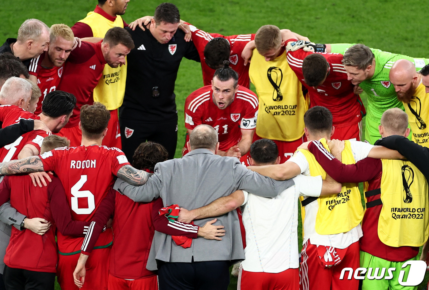 (카타르 로이터=뉴스1) 이유진 기자 = 22일 치러진 미국과 웨일스의 2022 카타르 월드컵 B조 1차전은 1대1 무승부로 끝났다. 미국에 1-0으로 끌려가던 웨일스는 '승부사' …