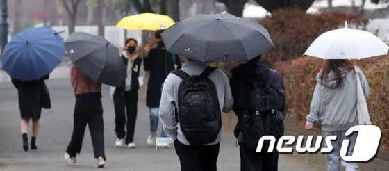 비가 내리고 있는 22일 전북 전주시 전북대학교에서 우산을 쓴 학생들이 발걸음을 옮기고 있다. 2022.11.22/뉴스1 © News1 유경석 기자