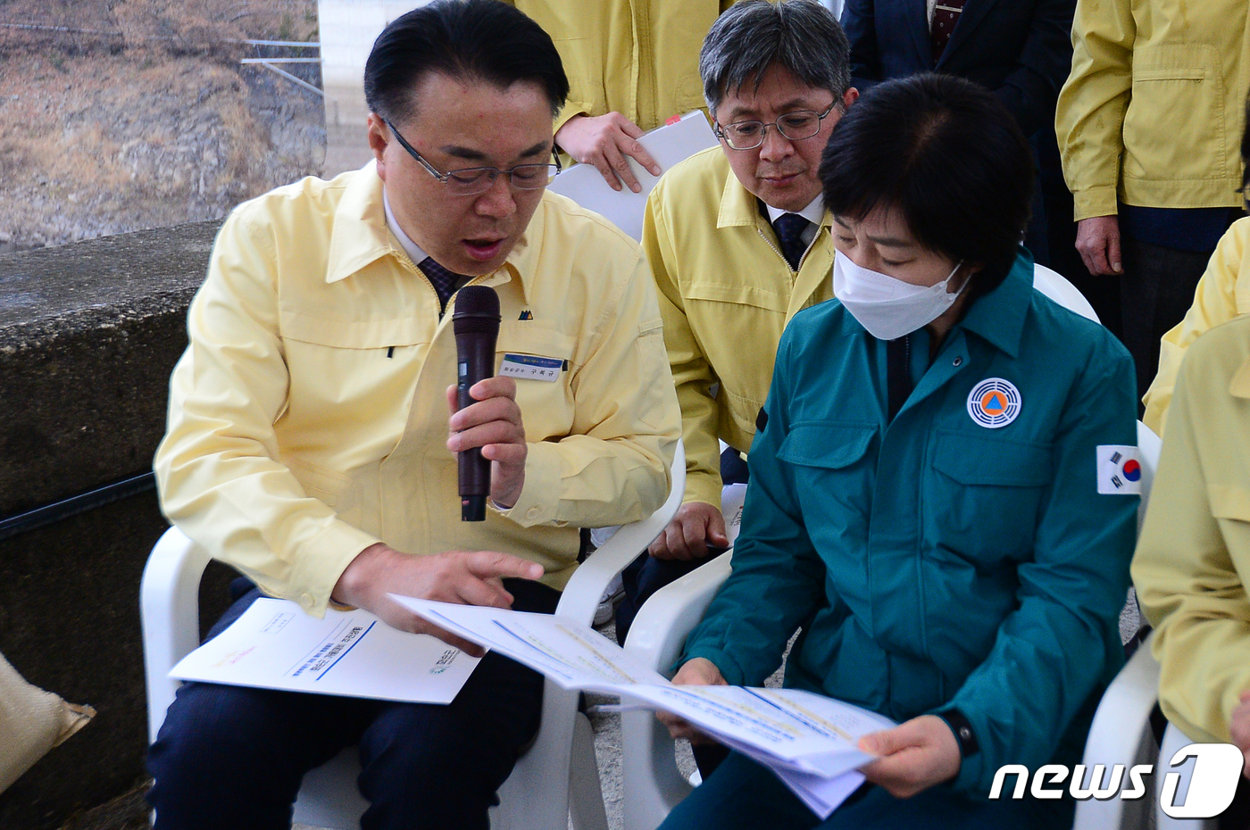 (화순=뉴스1) 이승현 기자 = 구복규 화순군수가 22일 오후 광주시민의 주 식수원인 전남 화순군 동복댐에서 한화진 환경부 장관에게 동복댐 운영 상황 등을 보고하고 있다. 2022 …