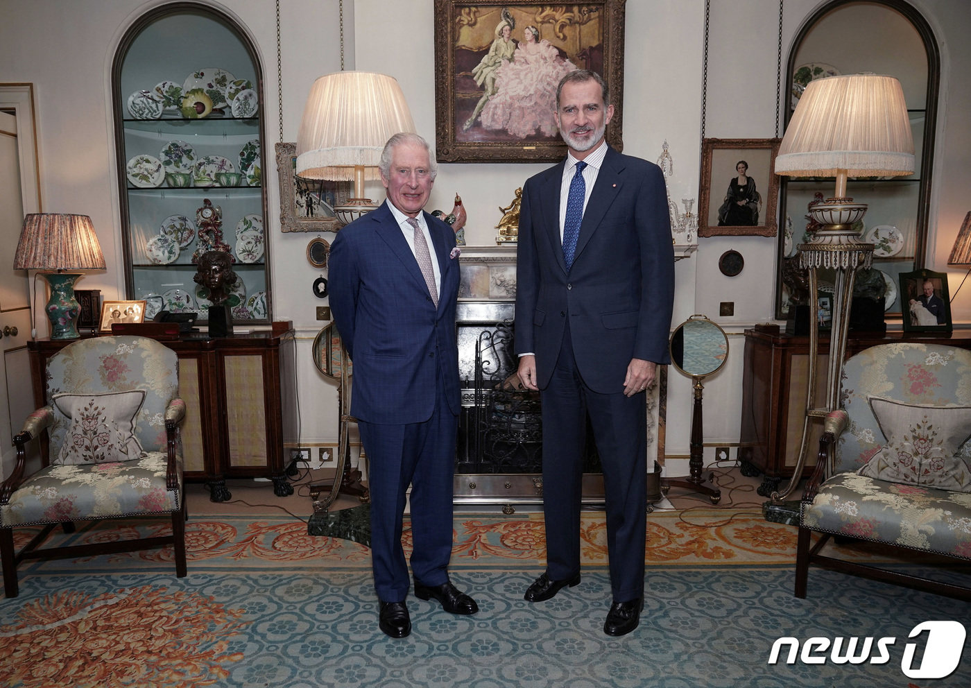 (런던 로이터=뉴스1) 이유진 기자 = 찰스 3세 영국 국왕이 21일(현지시간) 런던 클래런스 하우스에서 펠리페 6세 스페인 국왕을 영접하며 기념 촬영을 하고 있다.ⓒ 로이터=뉴스 …