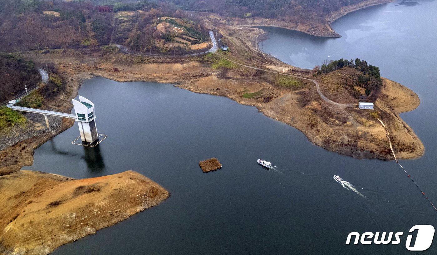 본문 이미지 - 한화진 환경부 장관이 지난해 11월22일 오후 광주시민의 주요 식수원인 전남 화순군 동복댐을 방문한 뒤 관계자 등과 배에 승선해 동복댐의 상황 등을 점검하고 있다. 사진은 바닥을 드러낸 동복댐의 모습. (공동사진취재단) 2022.11.22/뉴스1 ⓒ News1 