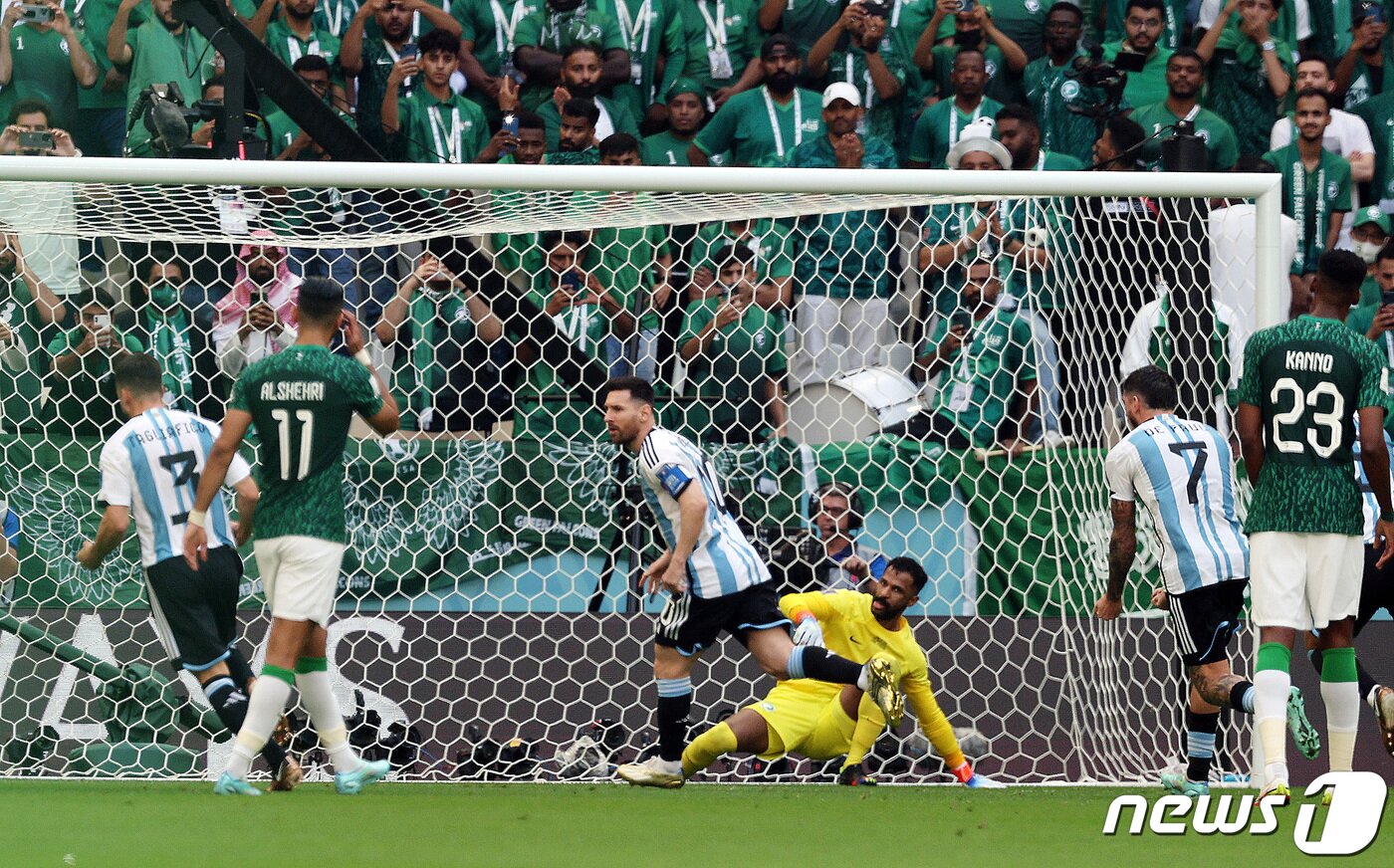 본문 이미지 - 22일 오후(현지시간) 카타르 루사일 스타디움에서 열린 2022 카타르 월드컵 조별리그 C조 1차전 아르헨티나와 사우디아라비아의 경기 전반전에서 아르헨티나 메시가 페널티킥으로 선제골을 넣은 뒤 기뻐하고 있다. 2022.11.22/뉴스1 ⓒ News1 이동해 기자