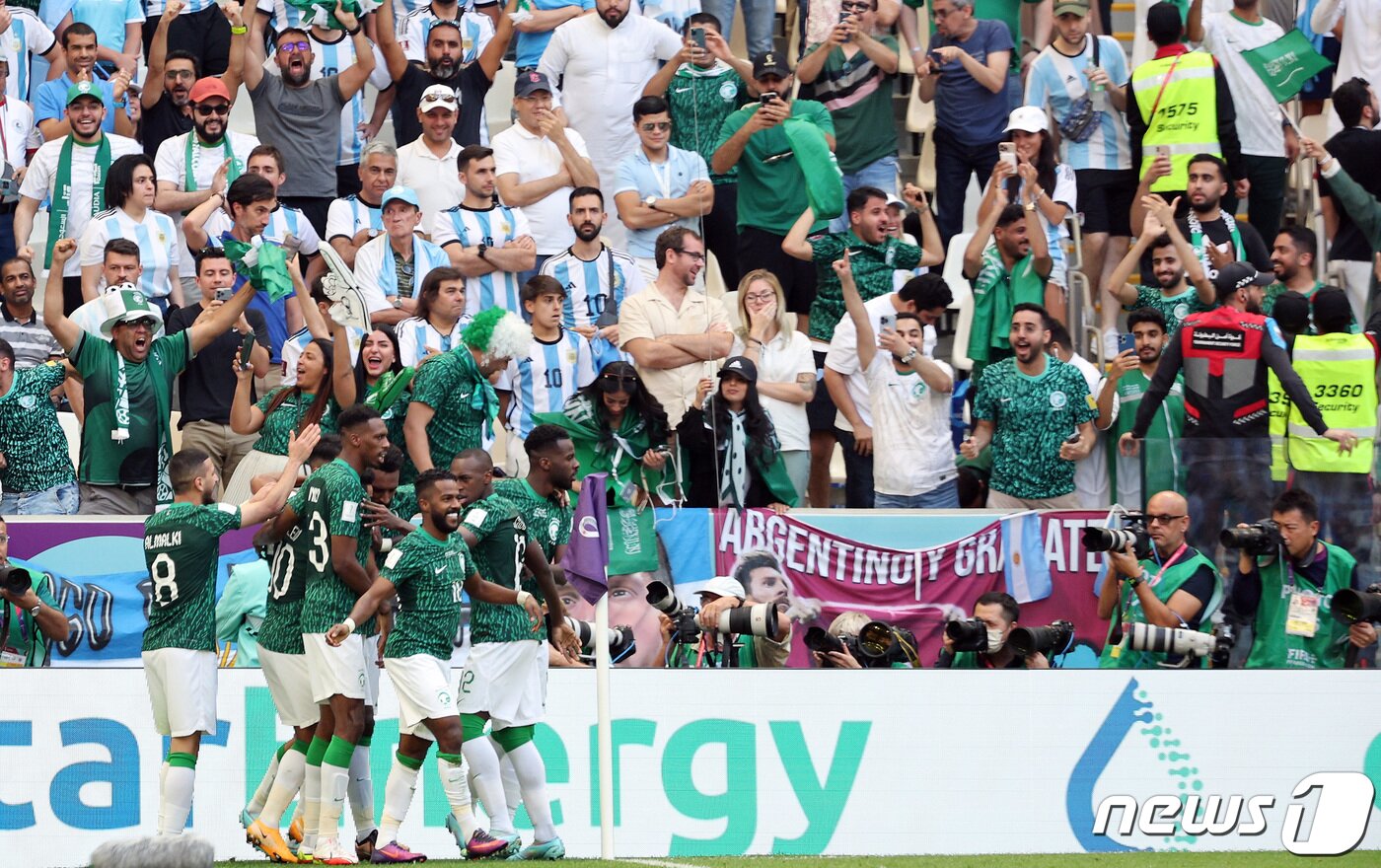 본문 이미지 - 22일 오후(현지시간) 카타르 루사일 스타디움에서 열린 2022 카타르 월드컵 조별리그 C조 1차전 아르헨티나와 사우디아라비아의 경기 후반전에서 사우디아라비아 알 세흐리가 동점골을 넣은 뒤 기뻐하고 있다. 2022.11.22/뉴스1 ⓒ News1 이동해 기자