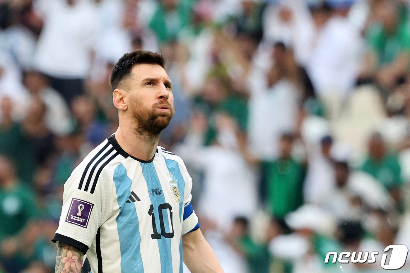 본문 이미지 - 22일 오후(현지시간) 카타르 루사일 스타디움에서 열린 2022 카타르 월드컵 조별리그 C조 1차전 아르헨티나와 사우디아라비아의 경기 후반전에서 아르헨티나 리오넬 메시가 한숨을 쉬고 있다. 2022.11.22/뉴스1 ⓒ News1 이동해 기자