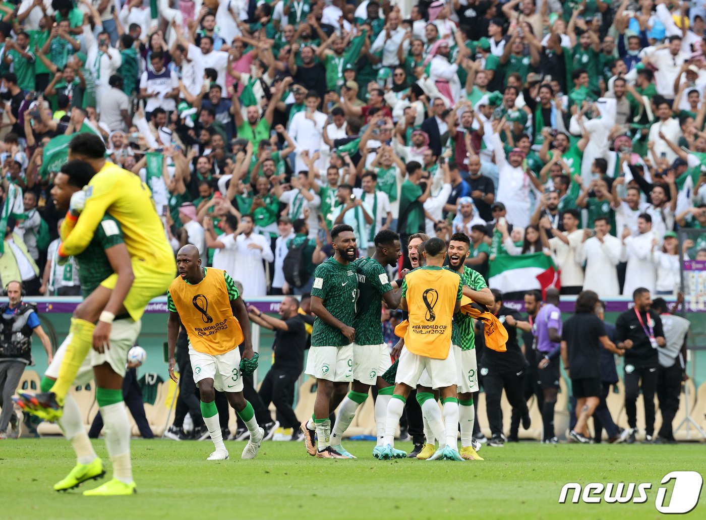 본문 이미지 - 22일 오후&#40;현지시간&#41; 카타르 루사일 스타디움에서 열린 2022 카타르 월드컵 조별리그 C조 1차전 아르헨티나와 사우디아라비아의 경기에서 2대1 역전승을 거둔 사우디아라비아 선수들이 기뻐하고 있다. 2022.11.22/뉴스1 ⓒ News1 이동해 기자