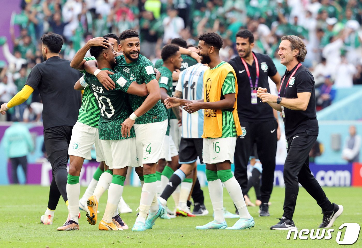 본문 이미지 - 22일 오후(현지시간) 카타르 루사일 스타디움에서 열린 2022 카타르 월드컵 조별리그 C조 1차전 아르헨티나와 사우디아라비아의 경기에서 2대1 역전승을 거둔 사우디아라비아 선수들이 기뻐하고 있다. 2022.11.22/뉴스1 ⓒ News1 이동해 기자