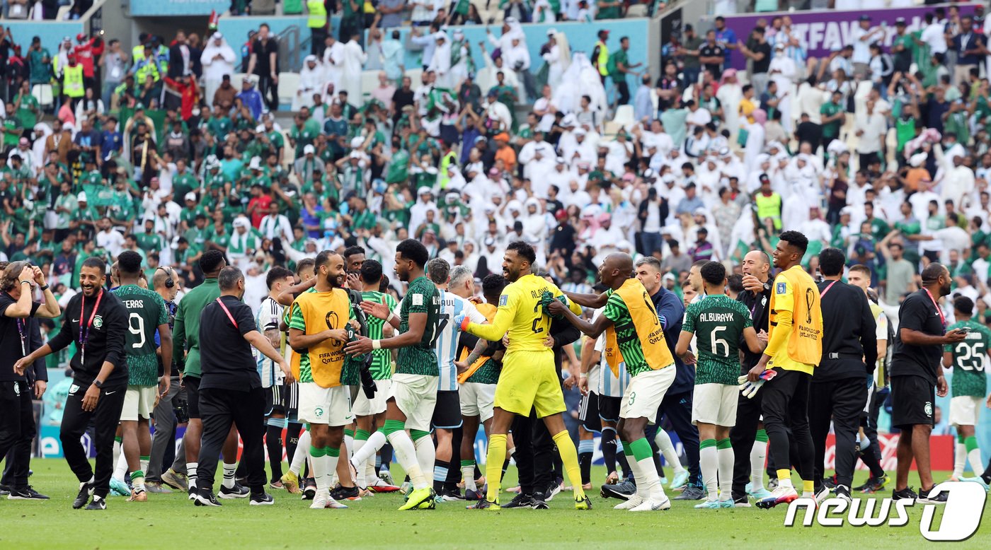 본문 이미지 - 22일 오후&#40;현지시간&#41; 카타르 루사일 스타디움에서 열린 2022 카타르 월드컵 조별리그 C조 1차전 아르헨티나와 사우디아라비아의 경기에서 2대1 역전승을 거둔 사우디아라비아 선수들이 기뻐하고 있다. 2022.11.22/뉴스1 ⓒ News1 이동해 기자