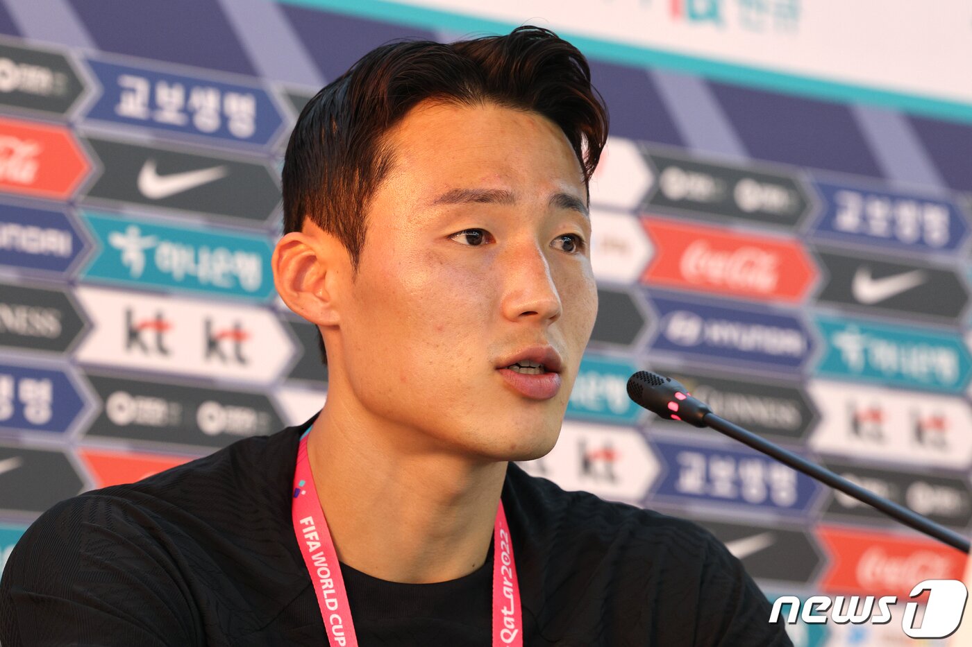 본문 이미지 - 대한민국 축구대표팀 손준호가 22일 오후(현지시간) 카타르 도하 알에글라 트레이닝센터에서 열린 훈련에 앞서 취재진과 인터뷰를 하고 있다. 2022.11.22/뉴스1 ⓒ News1 이광호 기자