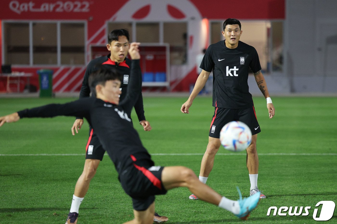 파울루 벤투 감독이 이끄는 대한민국 축구대표팀의 김민재, 정우영, 황인번이 22일 오후&#40;현지시간&#41; 카타르 도하 알에글라 트레이닝센터에서 훈련을 하고 있다. 2022.11.22/뉴스1 ⓒ News1 이광호 기자