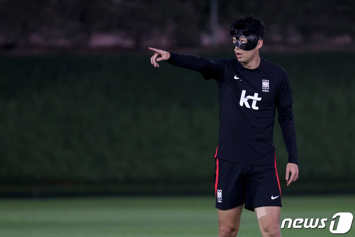본문 이미지 - 파울루 벤투 감독이 이끄는 대한민국 축구대표팀의 주장 손흥민이 22일 오후&#40;현지시간&#41; 카타르 도하 알에글라 트레이닝센터에서 훈련을 하고 있다. 2022.11.22/뉴스1 ⓒ News1 이광호 기자