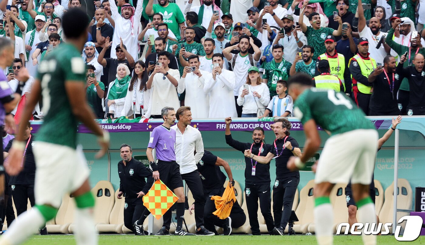 본문 이미지 - 에르베 르나르 사우디아라비아 감독과 코칭스태프 등이 22일 오후(현지시간) 카타르 루사일 스타디움에서 열린 2022 카타르 월드컵 조별리그 C조 1차전 아르헨티나와 사우디아라비아의 경기에서 2대1 역전승을 거둔 뒤 환호하고 있다. 2022.11.23/뉴스1 ⓒ News1 이동해 기자
