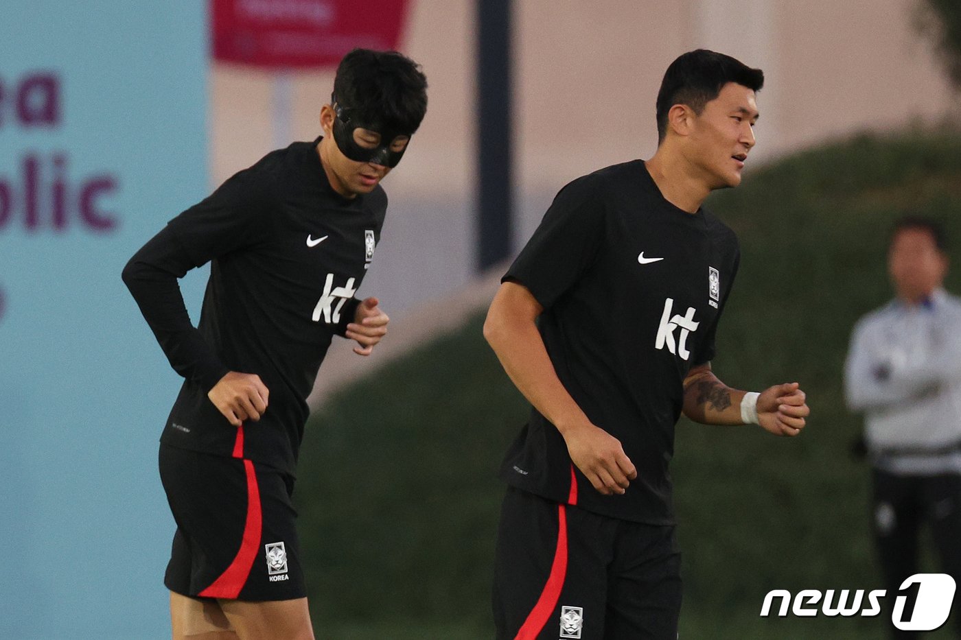 파울루 벤투 감독이 이끄는 대한민국 축구대표팀의 주장 손흥민과 김민재가 22일 오후&#40;현지시간&#41; 카타르 도하 알에글라 트레이닝센터에서 훈련을 하고 있다. 2022.11.23/뉴스1 ⓒ News1 이광호 기자