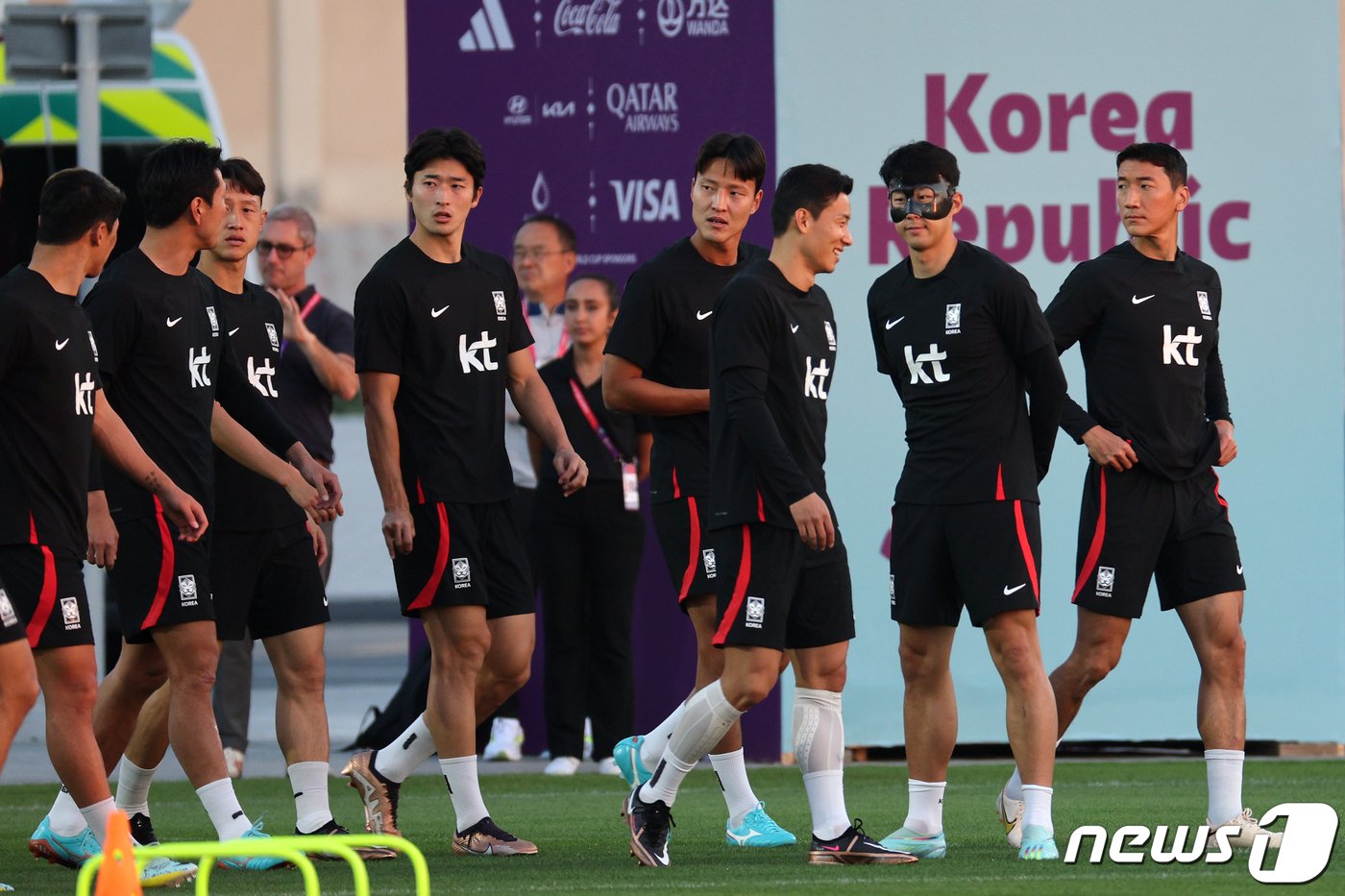 손흥민을 비롯한 대한민국 축구대표팀 선수들이 22일 오후&#40;현지시간&#41; 카타르 도하 알에글라 트레이닝센터에서 훈련을 위해 이동하고 있다. 2022.11.23/뉴스1 ⓒ News1 이광호 기자