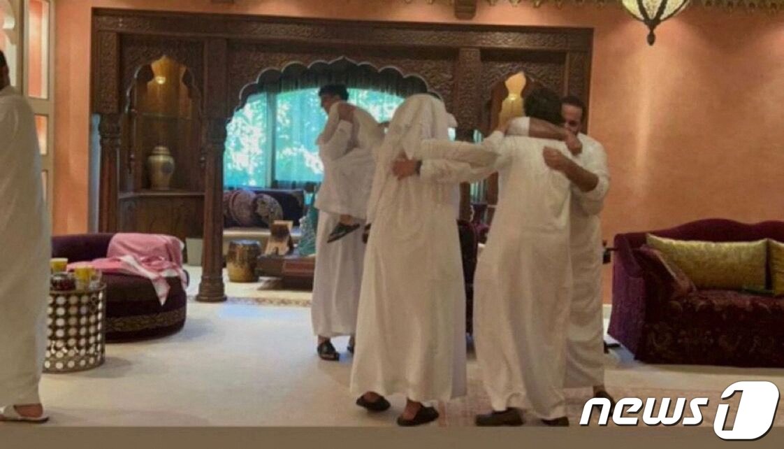 본문 이미지 - 사우디아라비가 22일(현지시간) 아흐렌티나와의 조별리그 첫 경기에서 승리를 거둔 가운데 모하메드 빈 살만 사우디아라비아 왕세자가 지인들과 승리를 자축하고 있다. ⓒ 로이터=뉴스1 ⓒ News1 정윤영 기자