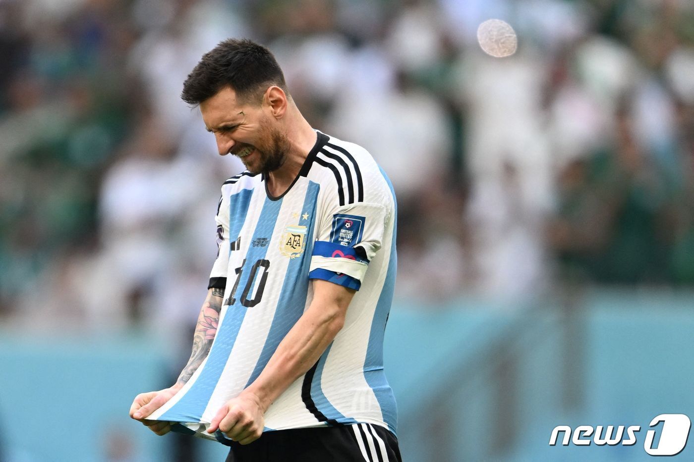 본문 이미지 - 22일(현지시간) 아르헨티나의 전설적인 축구 선수 리오넬 메시가 카타르 루사일 스타디움에서 사우디아라비아와의 카타르 월드컵 조별리그 C조 1차전 중 옷을 잡아당기는 등 짜증스러워하고 있다. 이날 메시는 전반 10분에 선제골로 앞섰으나 후반 연속 골을 내주며 1-2로 역전패했다. ⓒ AFP=뉴스1 ⓒ News1 임세원 기자