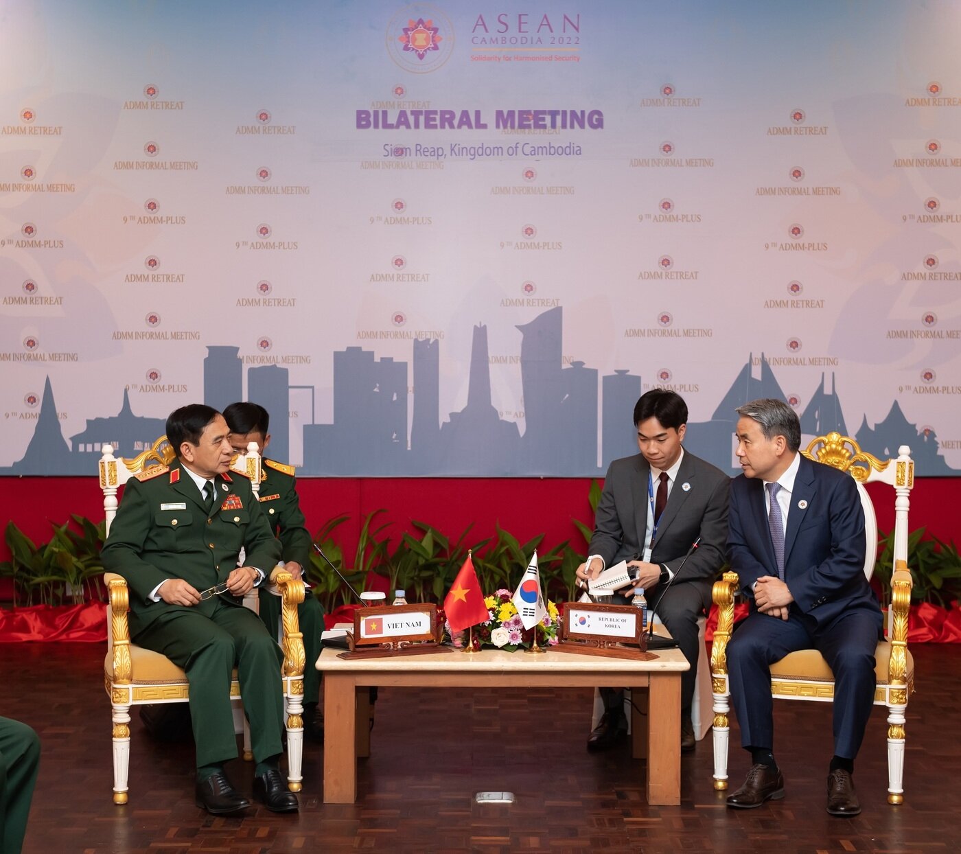 본문 이미지 - 이종섭 국방부 장관(오른쪽)과 판 반 장 베트남 국방장관. (국방부 제공)