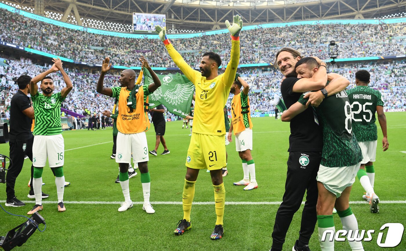 본문 이미지 - 22일(현지시간) 오후 카타르 루사일 스타디움서 열린 월드컵 조별리그 C조 1차전에서 아르헨티나에 2-1로 승리한 사우디아라비아 팀이 기뻐하고 있다. 이날 경기에서 사우디아라비아는 아르헨티나를 2-1로 이기는 대이변이 일으키며 28년 만에 16강 진출 가능성을 키웠다 ⓒ 로이터=뉴스1 ⓒ News1 임세원 기자